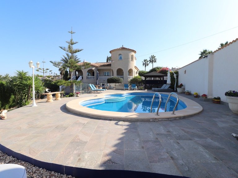 Villa for Sale in Almoradi, Alicante 2