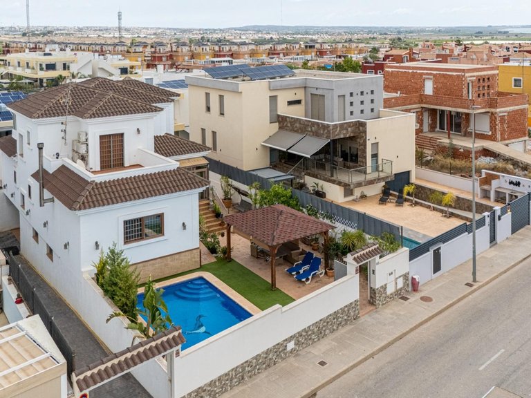 Villa for Sale in Los Montesinos, Alicante 2