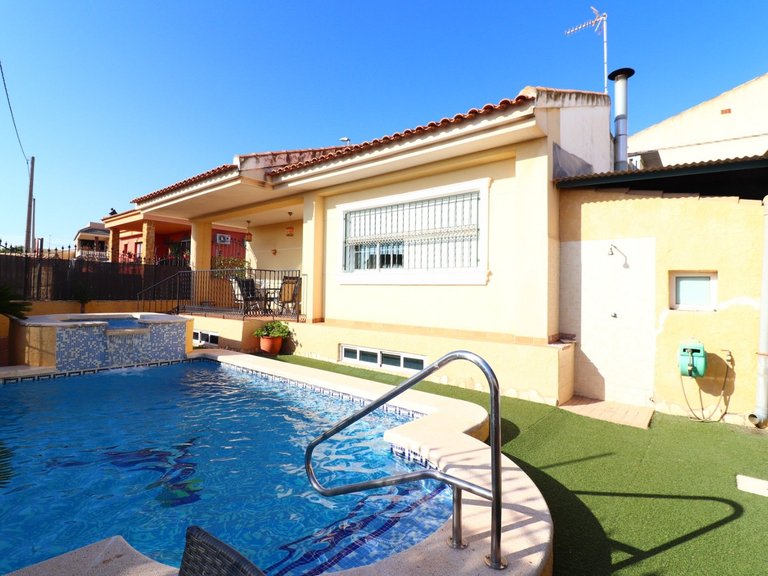 Villa for Sale in Almoradi, Alicante 34