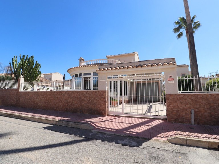 Villa for Sale in Benijofar, Alicante 1