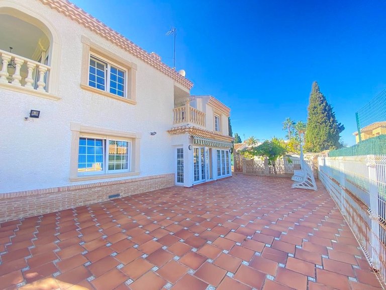 Villa for Sale in Cabo Roig, Alicante 25