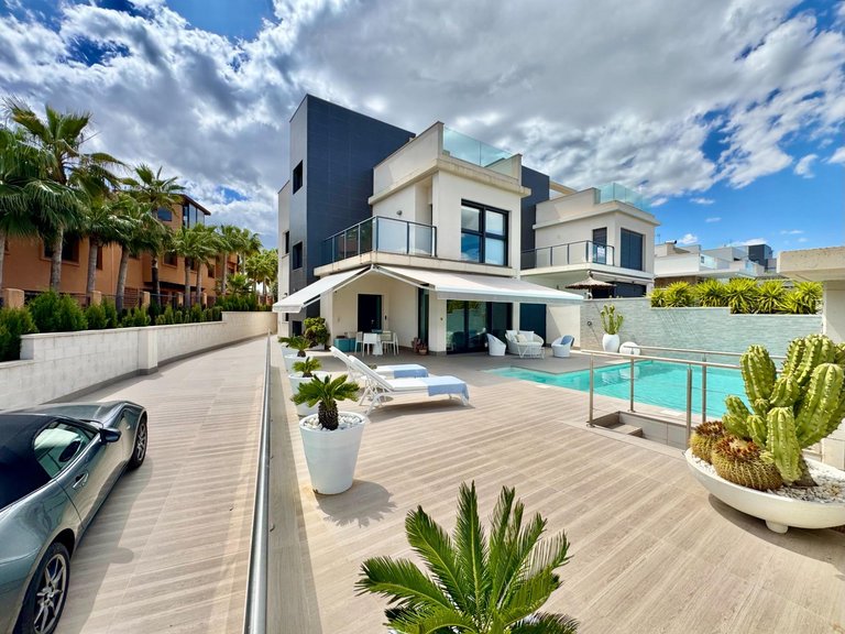 Villa for Sale in Inland San Miguel De Salinas, Alicante 1