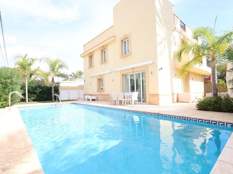 Villa for Sale in Costa Blanca Cabo Roig, Alicante 1