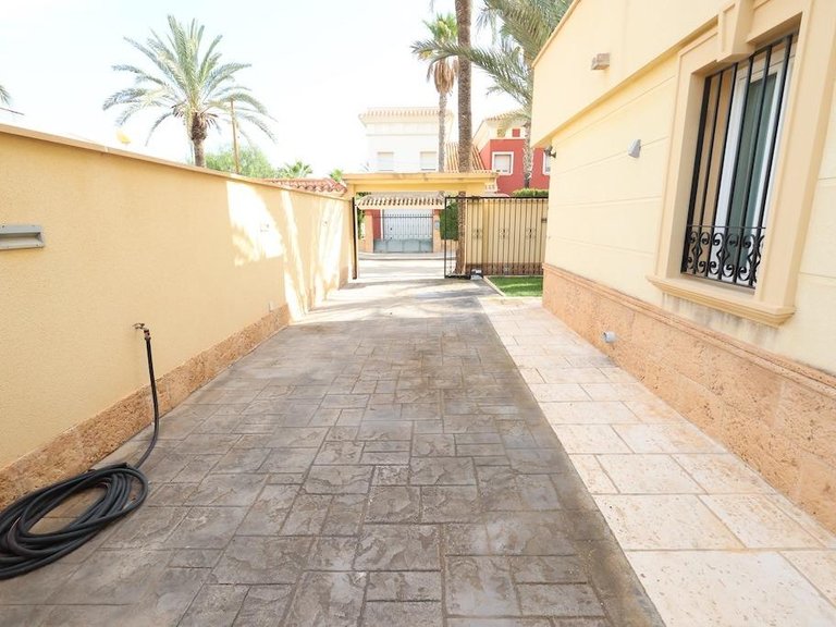 Villa for Sale in Costa Blanca Cabo Roig, Alicante 29