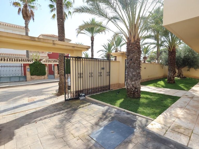 Villa for Sale in Costa Blanca Cabo Roig, Alicante 31