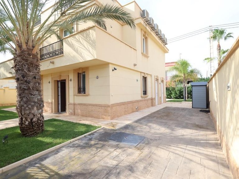 Villa for Sale in Costa Blanca Cabo Roig, Alicante 34