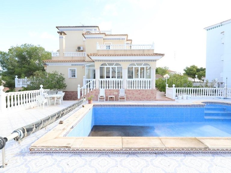 Villa for Sale in Villamartin, Alicante 1