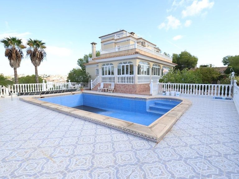 Villa for Sale in Villamartin, Alicante 29