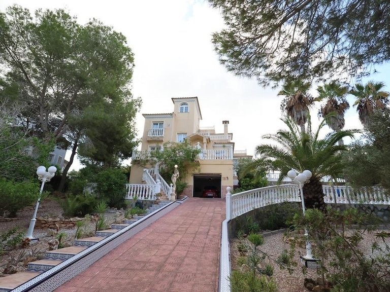 Villa for Sale in Villamartin, Alicante 34