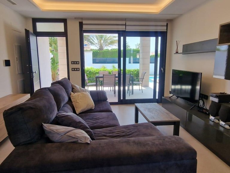 Villa for Weekly Rent in Torrevieja, Alicante 2