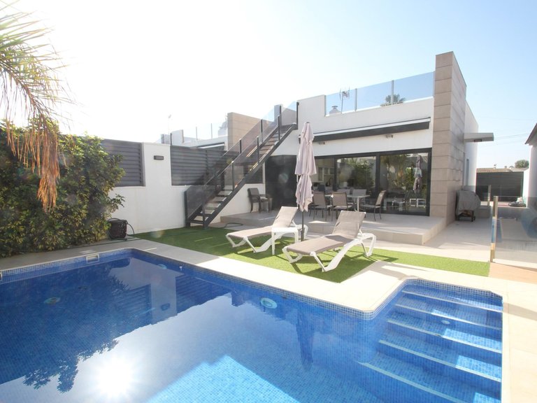 Villa for Weekly Rent in Torrevieja, Alicante 1