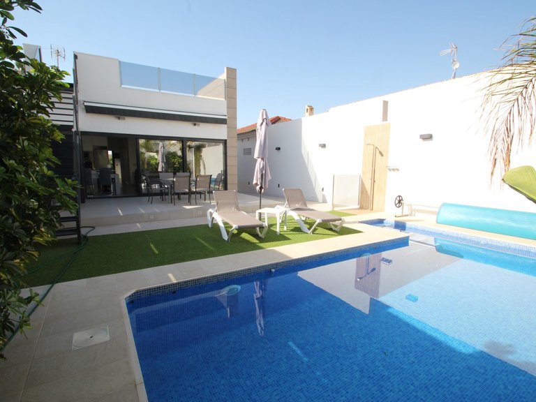 Villa for Weekly Rent in Torrevieja, Alicante 2