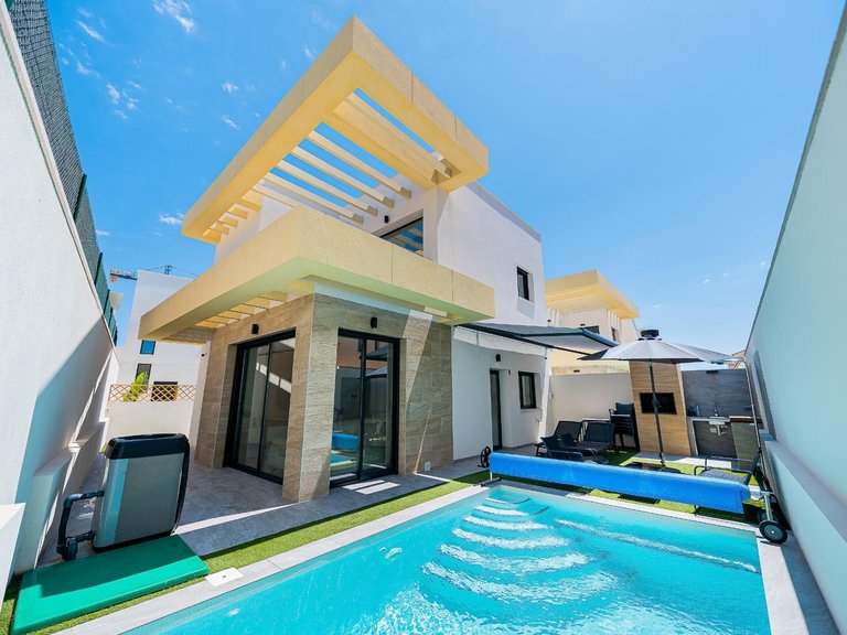 Villa for Sale in Los Montesinos, Alicante 1