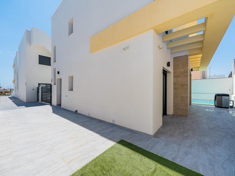Villa for Sale in Los Montesinos, Alicante 36