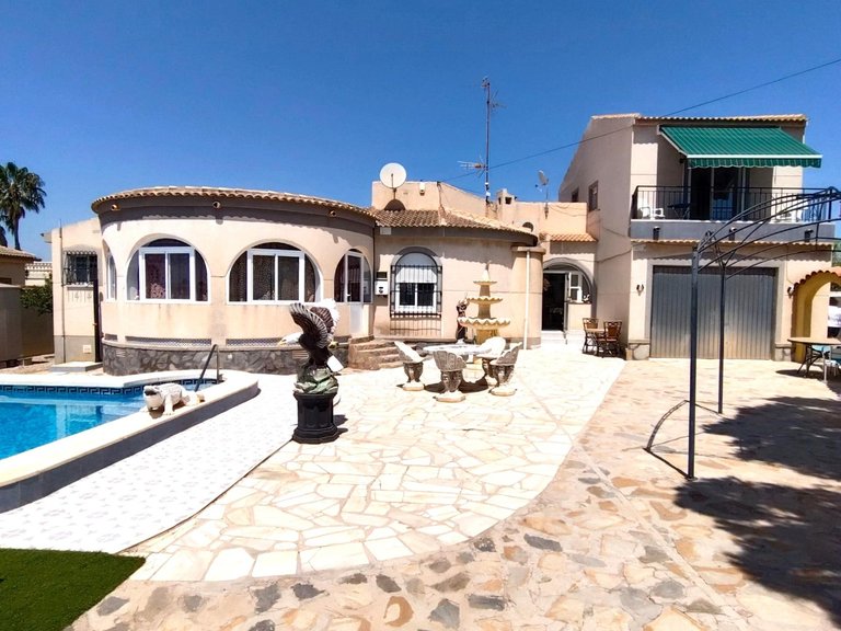 Villa for Sale in Torrevieja, Alicante 1