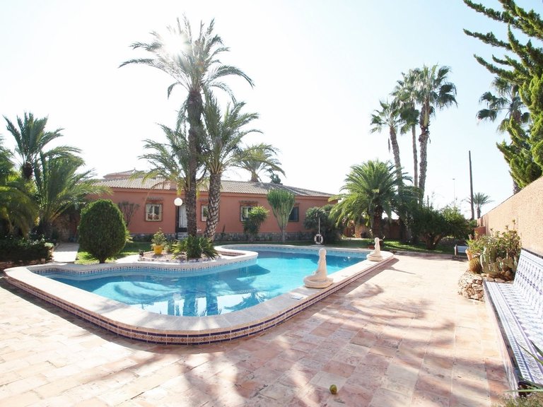 Villa for Sale in Torrevieja, Alicante 1