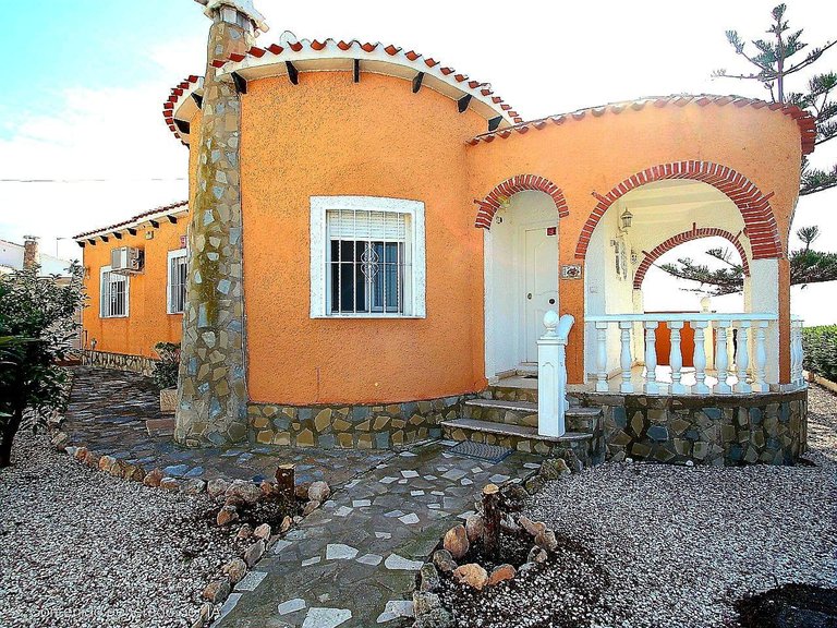 Villa for Sale in Torrevieja, Alicante 1