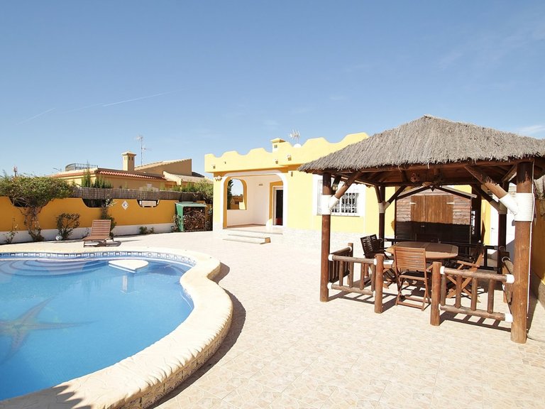 Villa for Weekly Rent in Torrevieja, Alicante 1