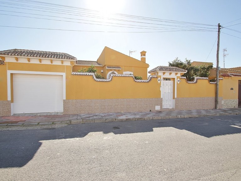 Villa for Weekly Rent in Torrevieja, Alicante 2