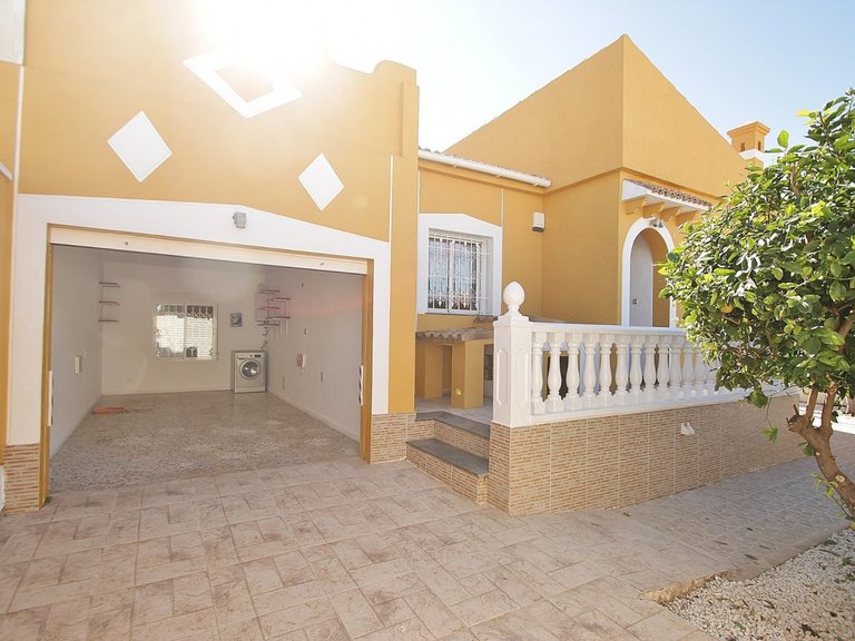 Villa for Weekly Rent in Torrevieja, Alicante 3