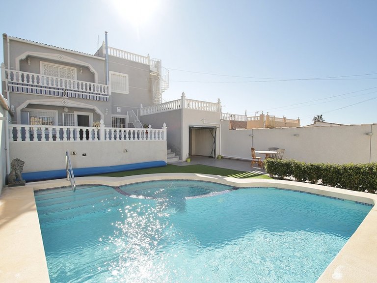 Villa for Weekly Rent in Torrevieja, Alicante 1
