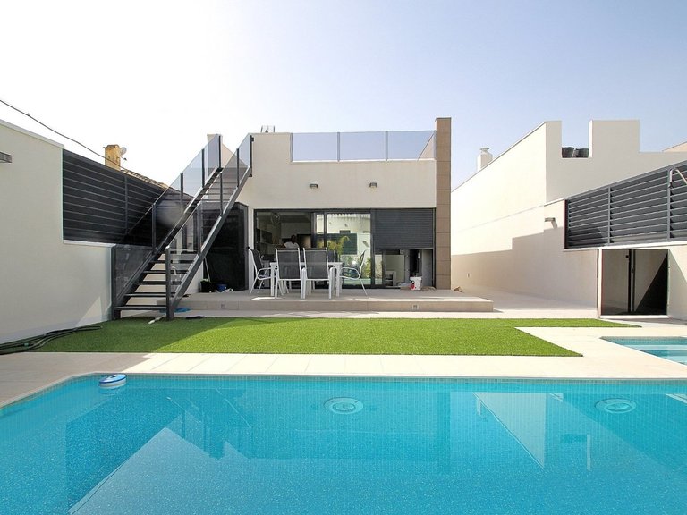 Villa for Weekly Rent in Torrevieja, Alicante 1