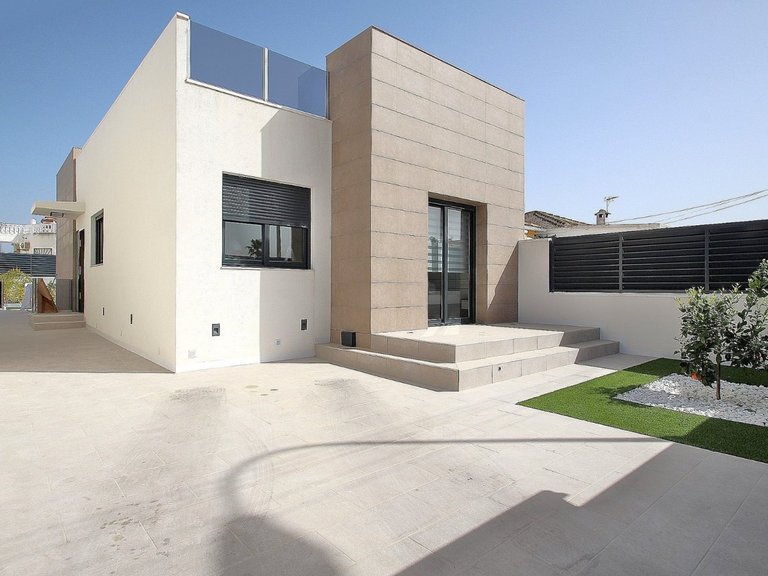 Villa for Weekly Rent in Torrevieja, Alicante 2