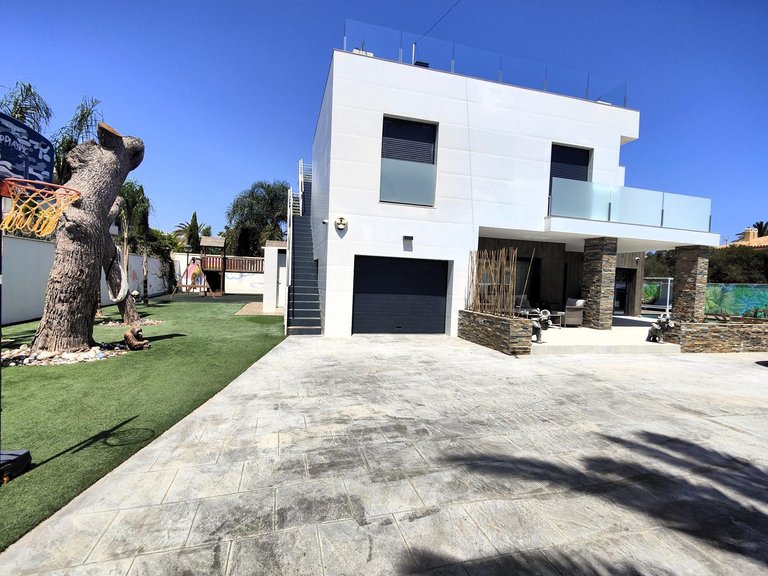 Villa for Sale in Costa Blanca Cabo Roig, Alicante 3