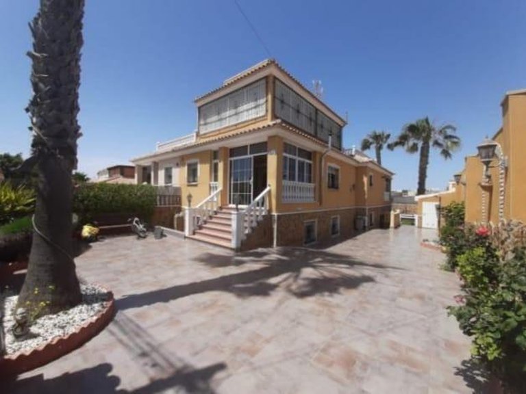 Villa for Sale in Costa Blanca Torrevieja, Alicante 4