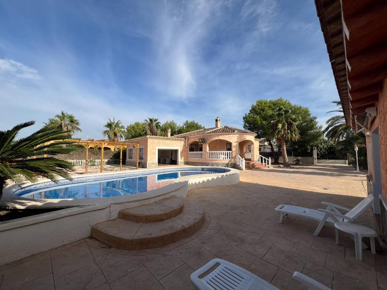 Villa for Sale in Costa Blanca Dolores, Alicante 1