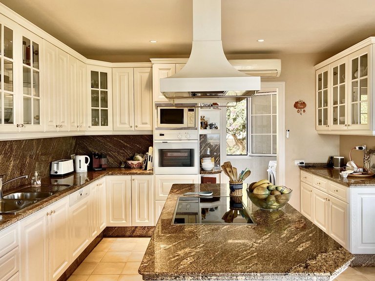 Villa for Sale in Marbella, Malaga 10