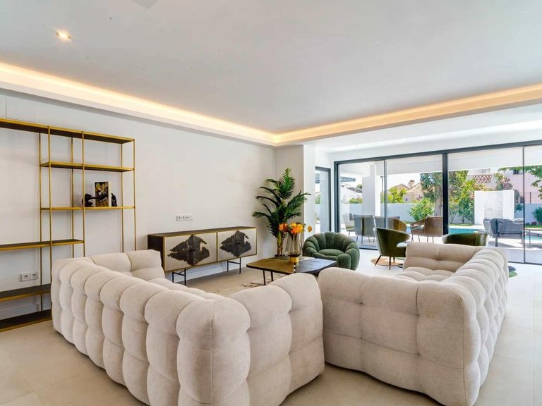 Villa for Sale in Elviria, Malaga 11