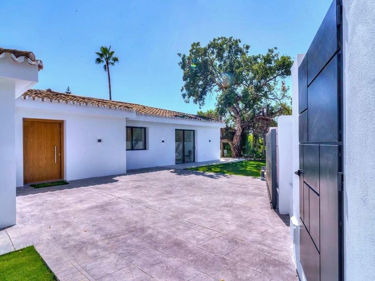 Villa for Sale in Elviria, Malaga 15