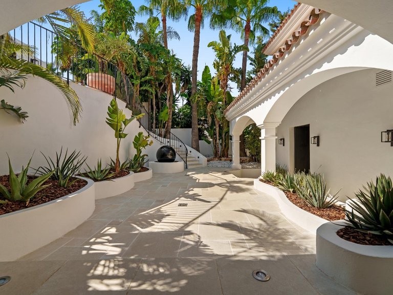 Villa for Sale in Marbella, Malaga 24