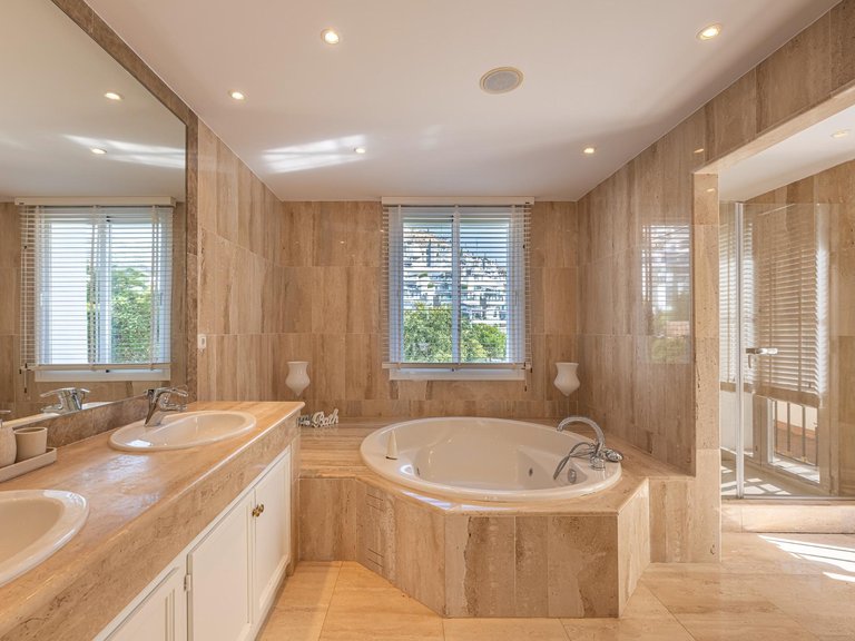 Apartment for Sale in Benahavis, Malaga 32