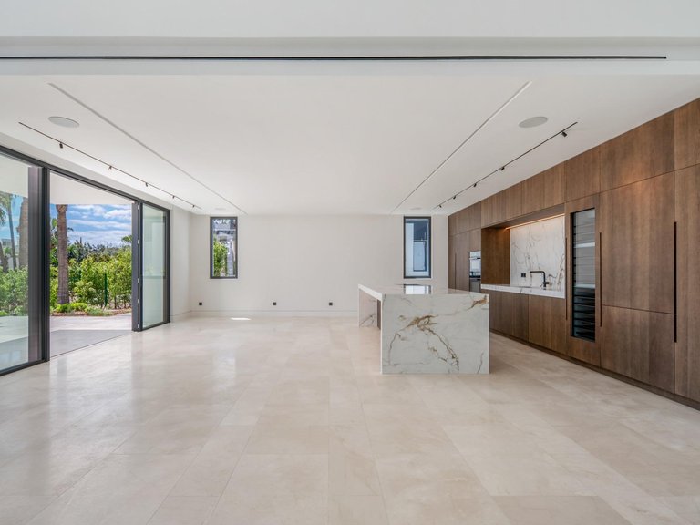Villa for Sale in Marbella, Malaga 16