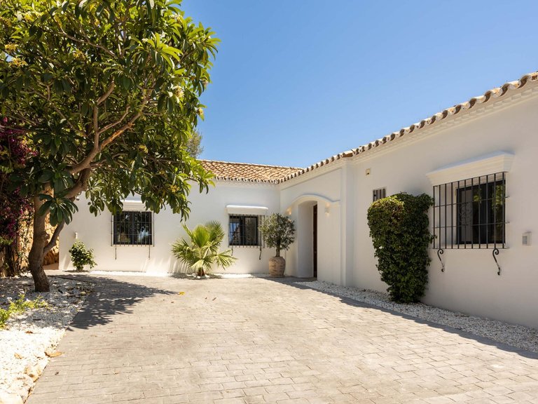 Villa for Sale in Estepona, Malaga 25