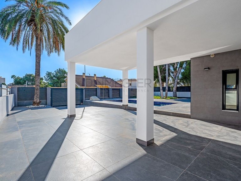 Villa for Sale in Orihuela Costa, Alicante 3