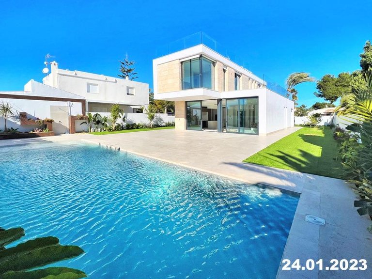 Villa for Sale in Orihuela Costa, Alicante 1