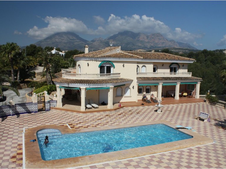 Villa for Sale in L'alfas Del Pi, Alicante 1