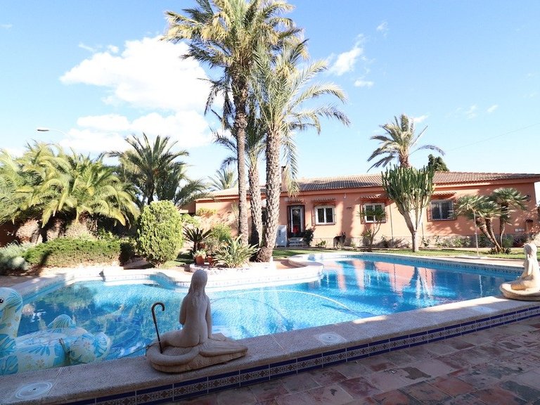 Villa for Sale in Torrevieja, Alicante 1