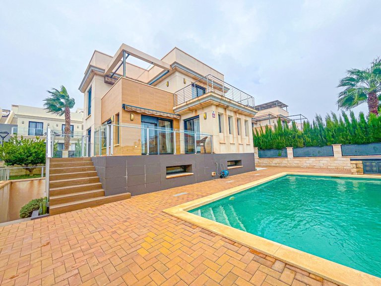 Villa for Sale in Orihuela Costa, Alicante 2