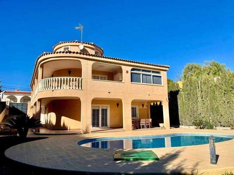 Villa for Sale in Torrevieja, Alicante 1