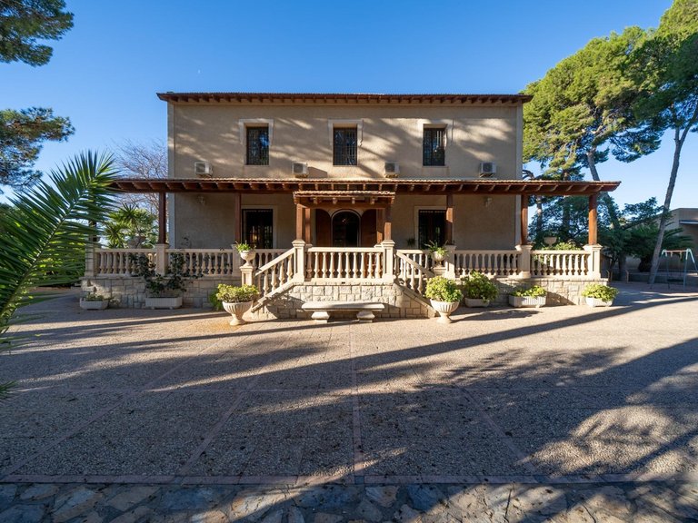 Villa for Sale in Mutxamel, Alicante 1