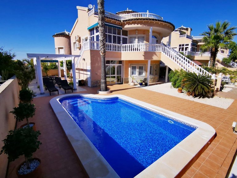 Villa for Sale in Orihuela Costa, Alicante 1