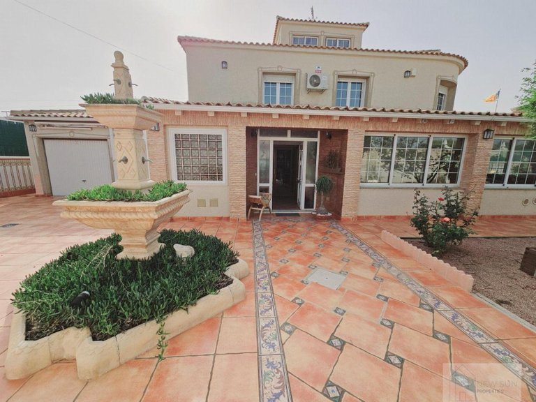 Villa for Sale in Torrevieja, Alicante 1