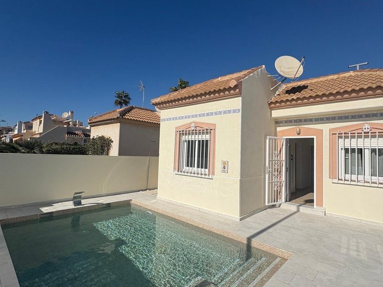 Villa for Sale in Torrevieja, Alicante 1