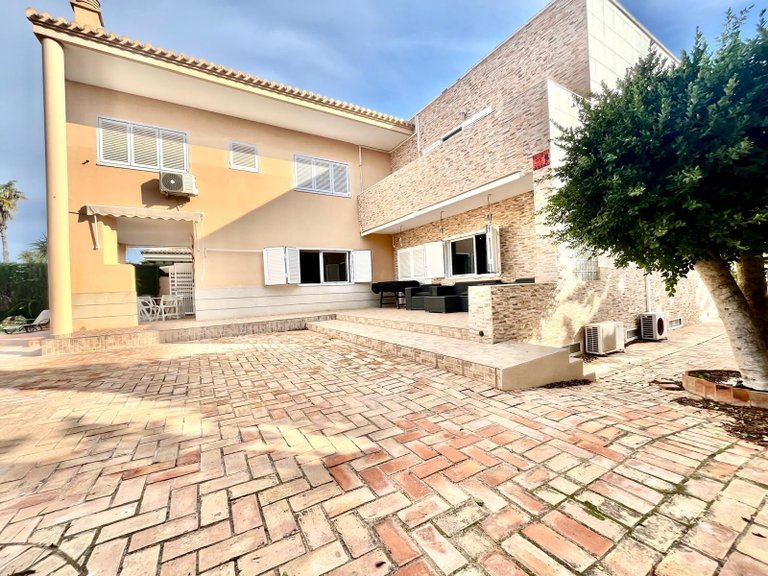 Villa for Sale in Torrevieja, Alicante 2