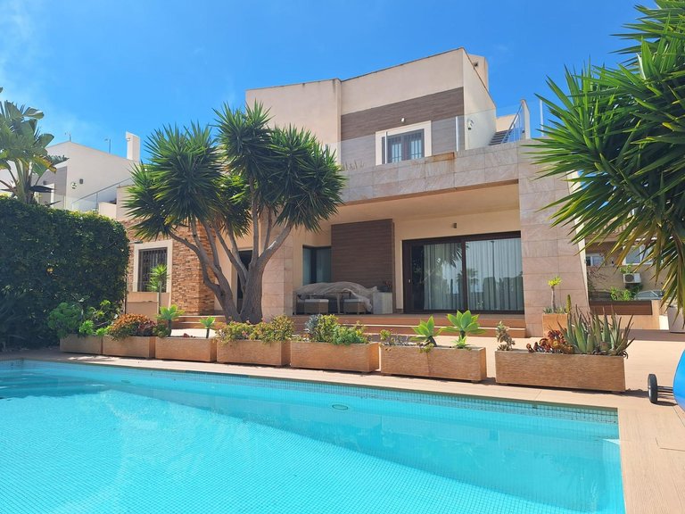 Villa for Sale in Torrevieja, Alicante 1