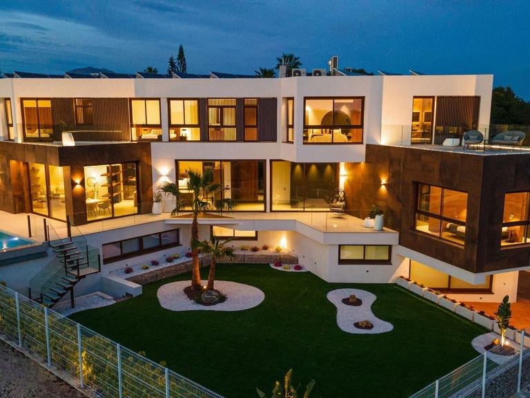 Villa for Sale in Benidorm, Alicante 2
